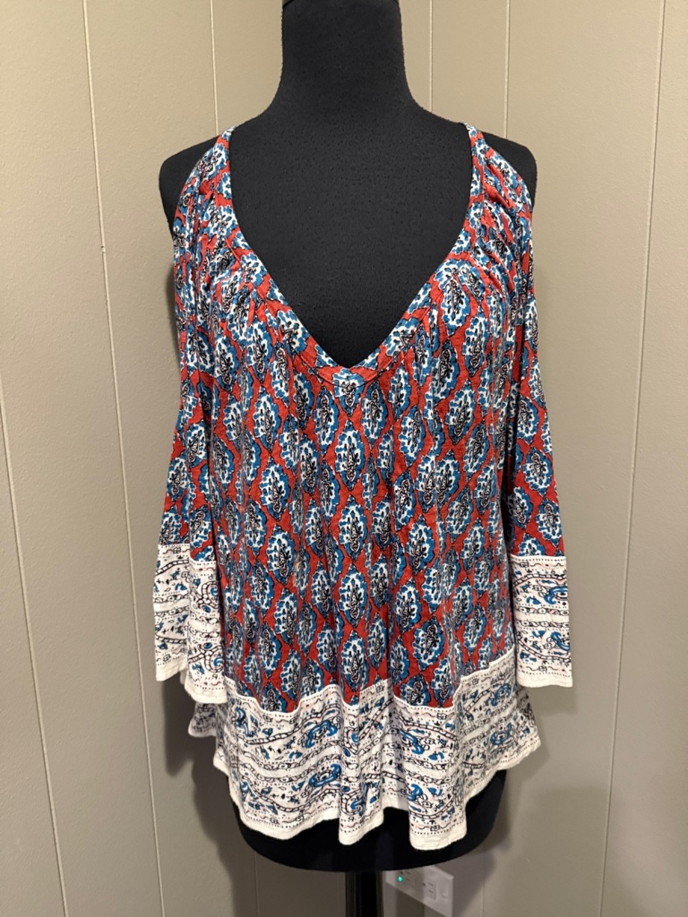 B38 Ella Moss Women’s Large Cold-Shoulder V-Neck Tunic